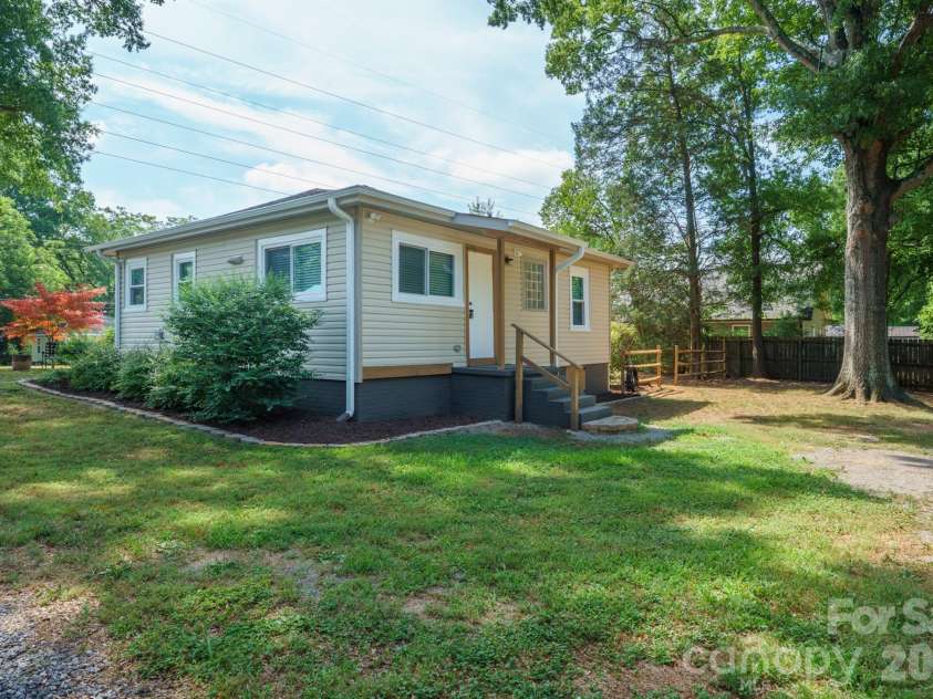 1105 Young Street, Mooresville, NC 28115.  MLS# CAR4402075, YatesRealty ID 36785. 