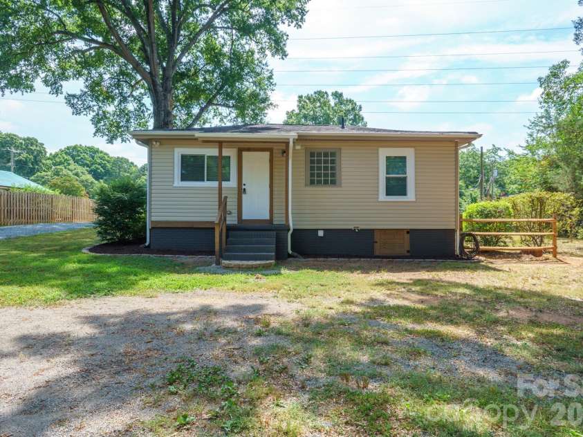 1105 Young Street, Mooresville, NC 28115.  MLS# CAR4402075, YatesRealty ID 36785. 