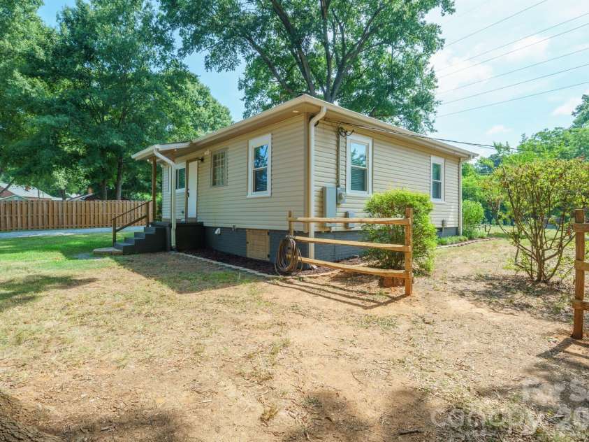 1105 Young Street, Mooresville, NC 28115.  MLS# CAR4402075, YatesRealty ID 36785. 