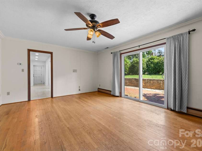 21 Hamburg Drive, Weaverville, NC 28787.  MLS# CAR4402832, YatesRealty ID 36786. Den