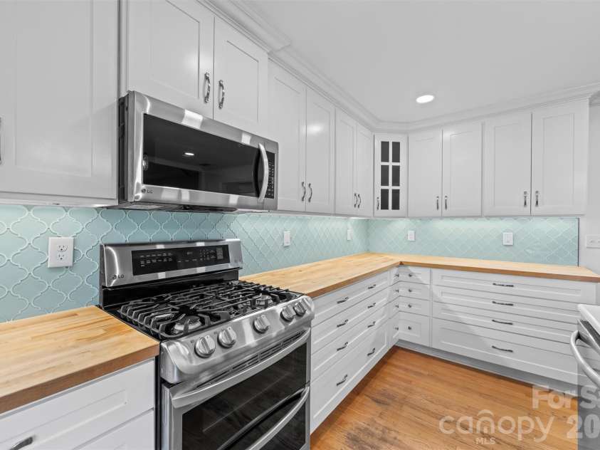 21 Hamburg Drive, Weaverville, NC 28787.  MLS# CAR4402832, YatesRealty ID 36786. Kitchen