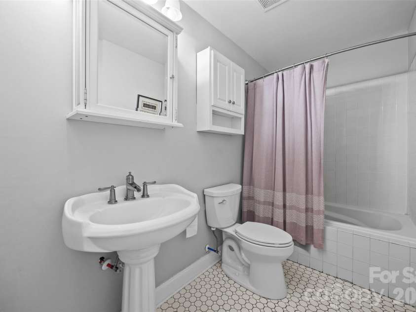 1289 Centennial Drive, Rock Hill, SC 29732.  MLS# CAR4402338, YatesRealty ID 36788. Guest Bathroom