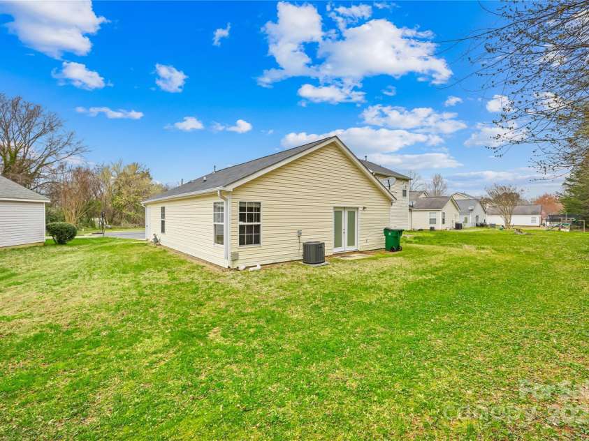 10610 Coulport Lane, Charlotte, NC 28215.  MLS# CAR4308324, YatesRealty ID 3679. 