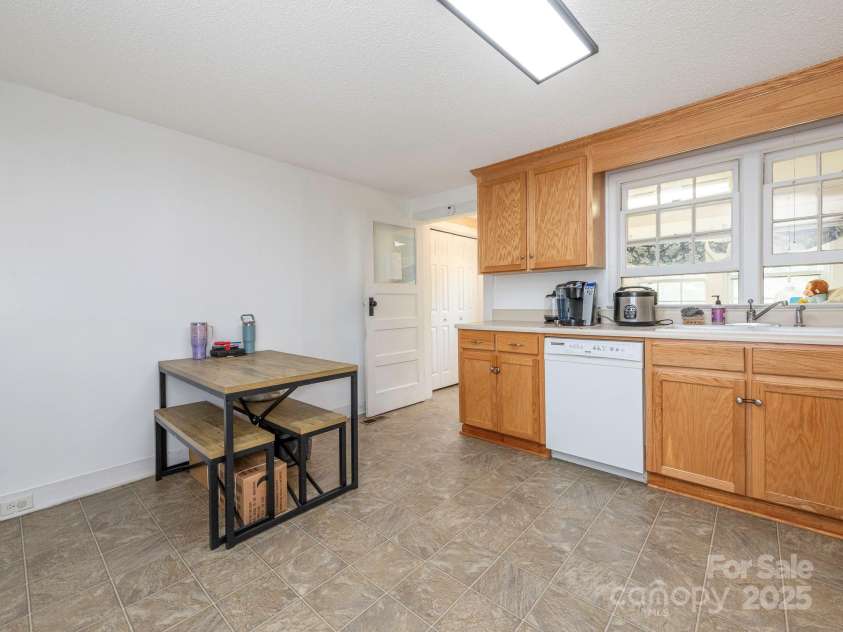 300 Oneal Street, Gaffney, SC 29340.  MLS# CAR4295803, YatesRealty ID 3679. Eat-in Kitchen