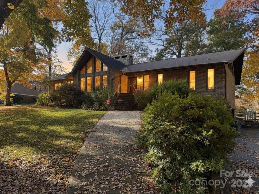 5900 Foxcrest Drive, Mint Hill, NC 28227.  MLS# CAR4330499, YatesRealty ID 3679. 
