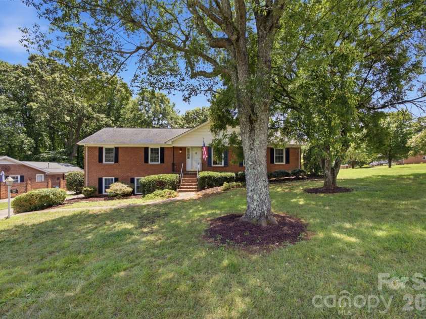 3101 Canterberry Drive, Gastonia, NC 28056.  MLS# CAR4400695, YatesRealty ID 36790. 