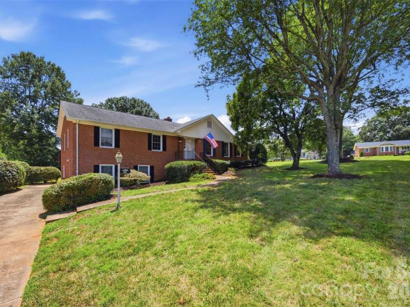 3101 Canterberry Drive, Gastonia, NC 28056.  MLS# CAR4400695, YatesRealty ID 36790. 