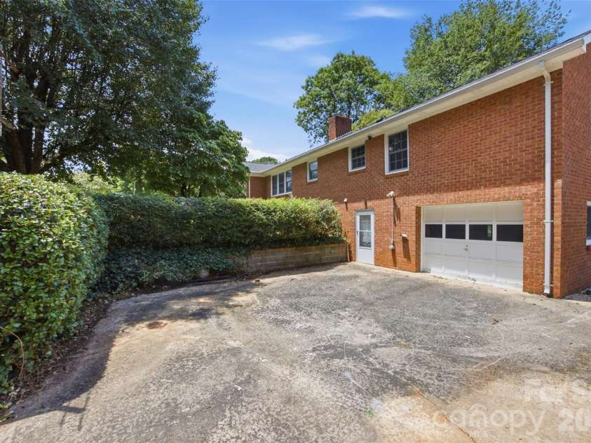 3101 Canterberry Drive, Gastonia, NC 28056.  MLS# CAR4400695, YatesRealty ID 36790. 