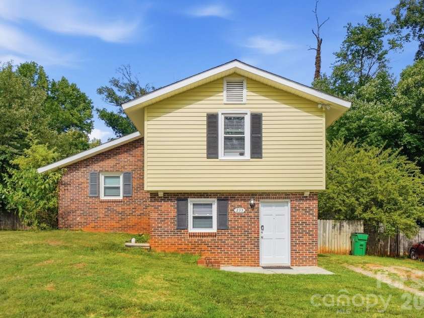 233 Scottie Place, Charlotte, NC 28217.  MLS# CAR4395621, YatesRealty ID 36791. 
