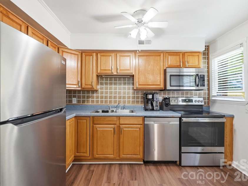 233 Scottie Place, Charlotte, NC 28217.  MLS# CAR4395621, YatesRealty ID 36791. 