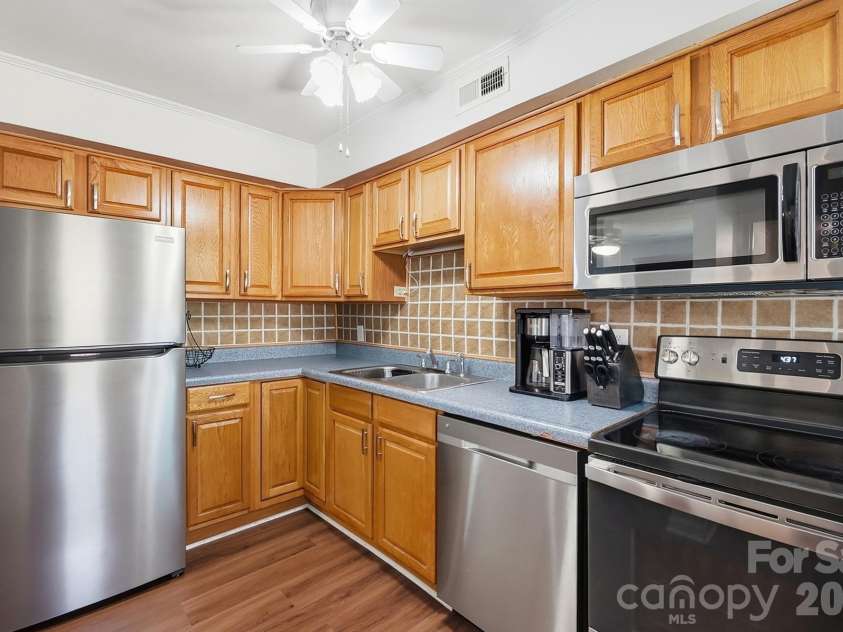 233 Scottie Place, Charlotte, NC 28217.  MLS# CAR4395621, YatesRealty ID 36791. 