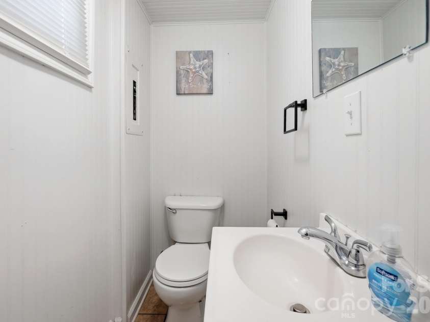 233 Scottie Place, Charlotte, NC 28217.  MLS# CAR4395621, YatesRealty ID 36791. 