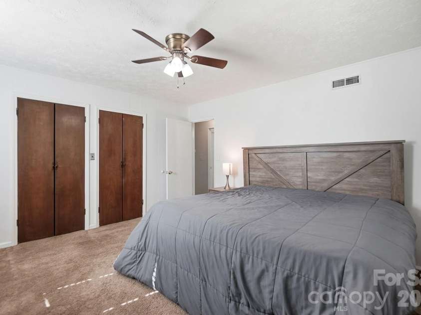 233 Scottie Place, Charlotte, NC 28217.  MLS# CAR4395621, YatesRealty ID 36791. 