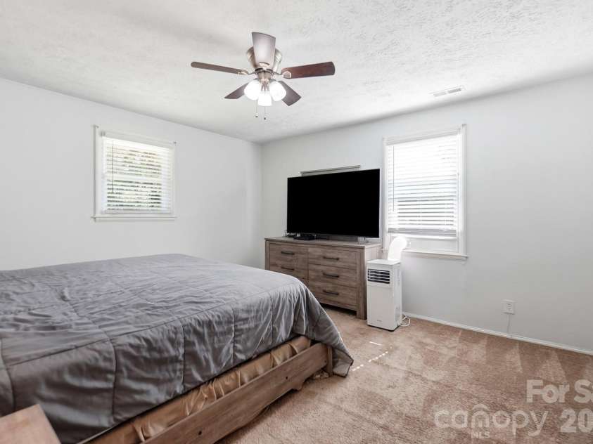 233 Scottie Place, Charlotte, NC 28217.  MLS# CAR4395621, YatesRealty ID 36791. 