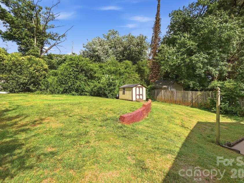 233 Scottie Place, Charlotte, NC 28217.  MLS# CAR4395621, YatesRealty ID 36791. 