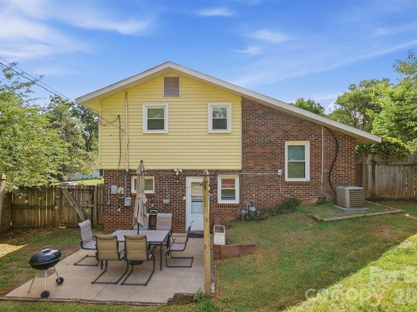 233 Scottie Place, Charlotte, NC 28217.  MLS# CAR4395621, YatesRealty ID 36791. 