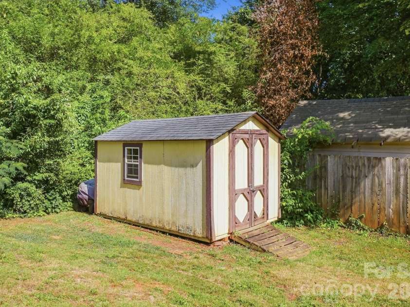 233 Scottie Place, Charlotte, NC 28217.  MLS# CAR4395621, YatesRealty ID 36791. 