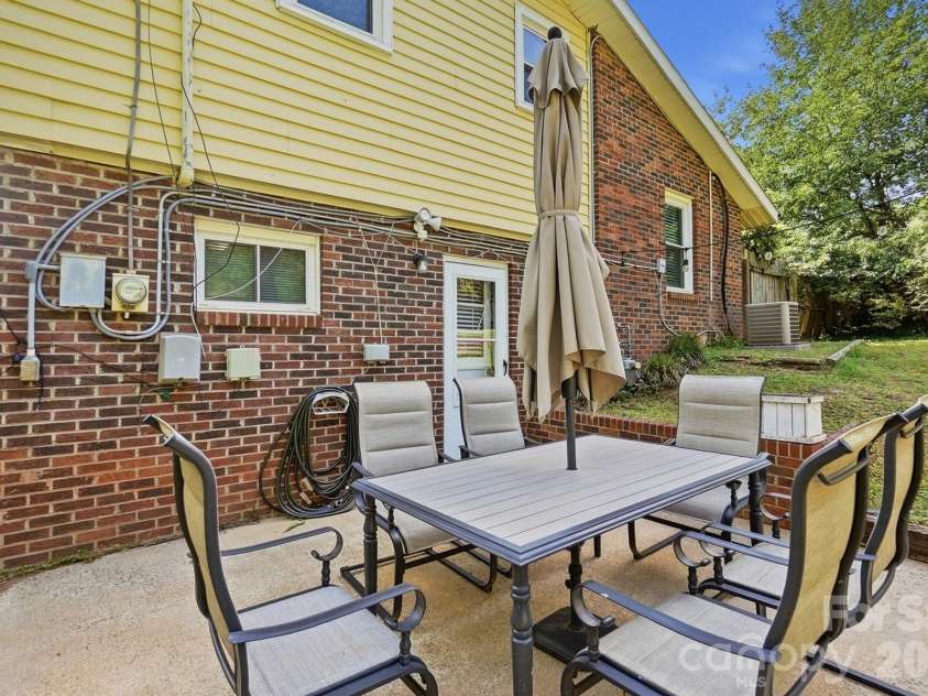 233 Scottie Place, Charlotte, NC 28217.  MLS# CAR4395621, YatesRealty ID 36791. 