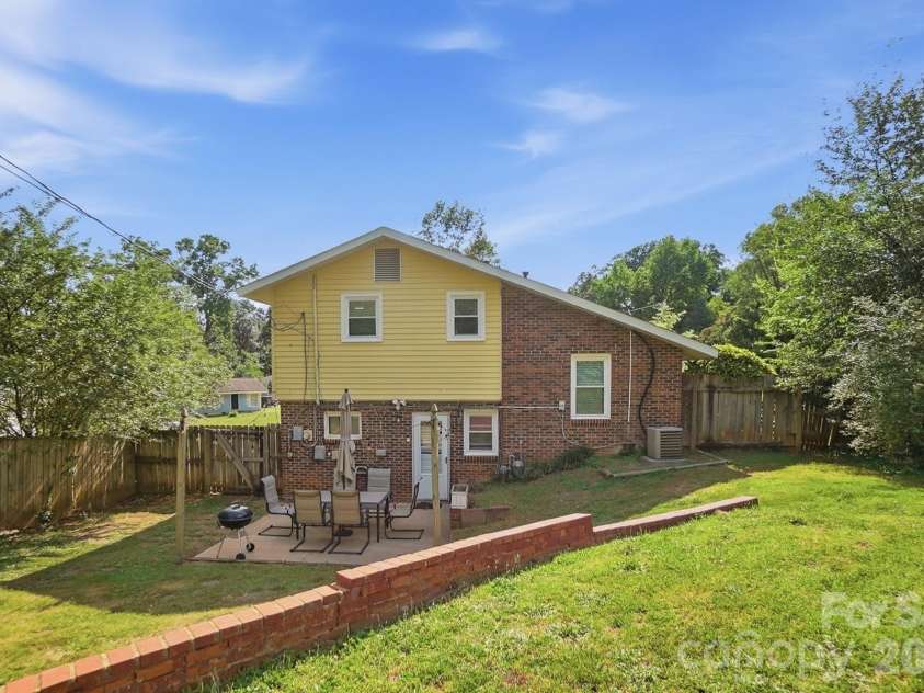 233 Scottie Place, Charlotte, NC 28217.  MLS# CAR4395621, YatesRealty ID 36791. 