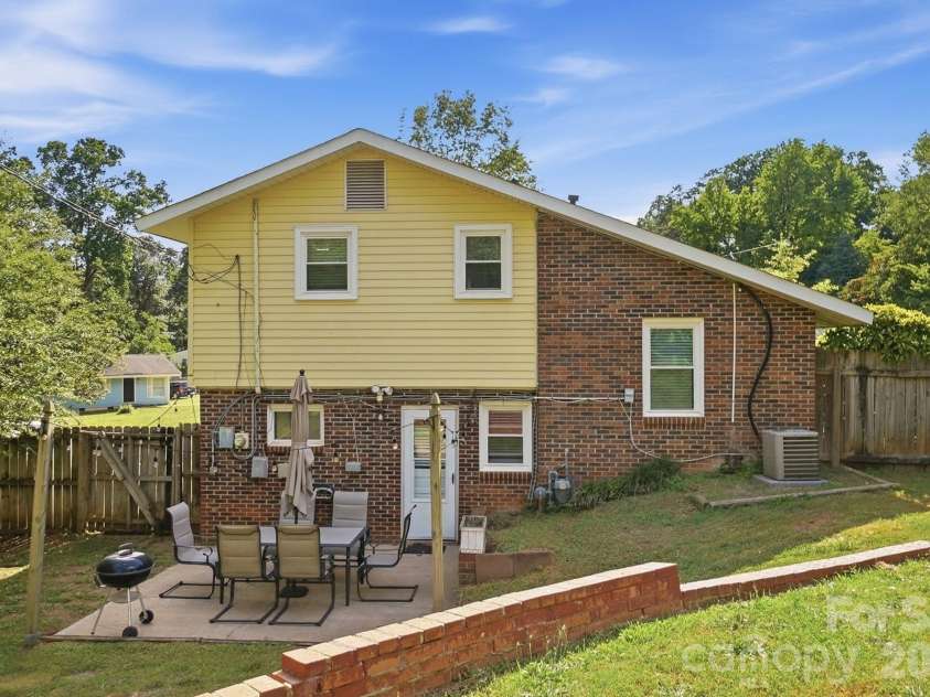 233 Scottie Place, Charlotte, NC 28217.  MLS# CAR4395621, YatesRealty ID 36791. 