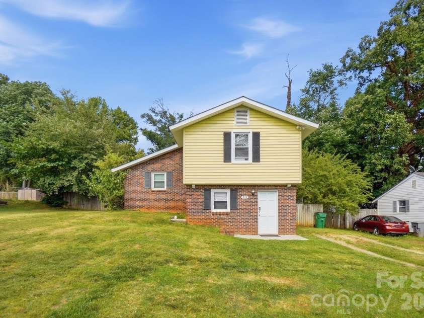 233 Scottie Place, Charlotte, NC 28217.  MLS# CAR4395621, YatesRealty ID 36791. 