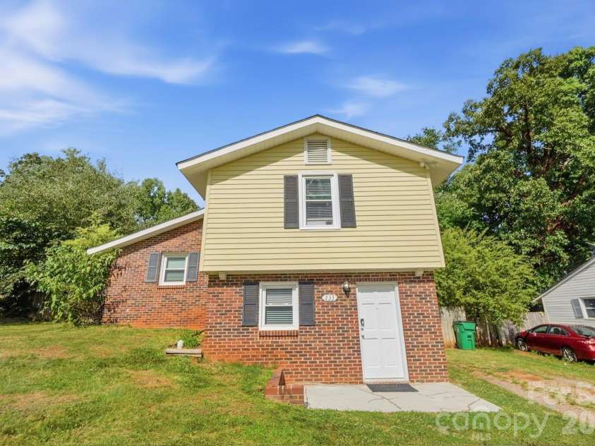 233 Scottie Place, Charlotte, NC 28217.  MLS# CAR4395621, YatesRealty ID 36791. 