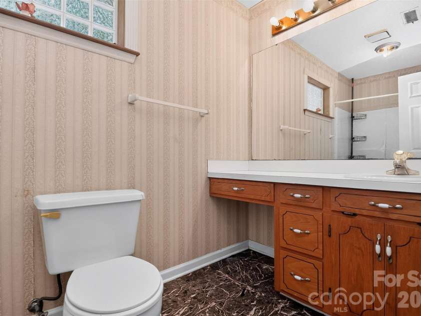 2499 Lazy Oak Drive, Lancaster, SC 297206574.  MLS# CAR4399199, YatesRealty ID 36792. GUEST BATH