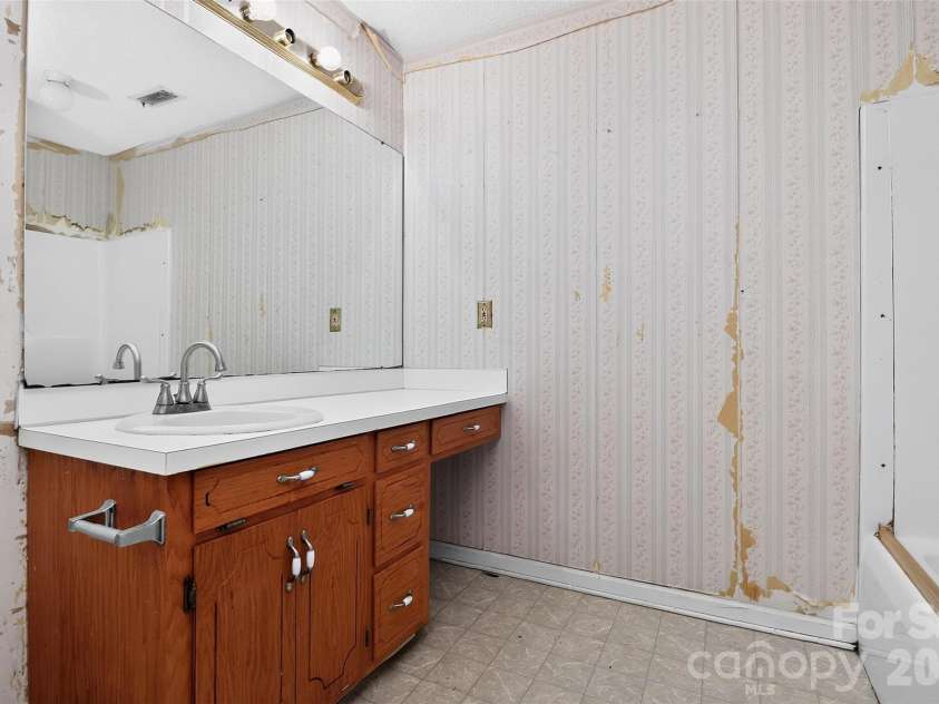 2499 Lazy Oak Drive, Lancaster, SC 297206574.  MLS# CAR4399199, YatesRealty ID 36792. MAIN BATH