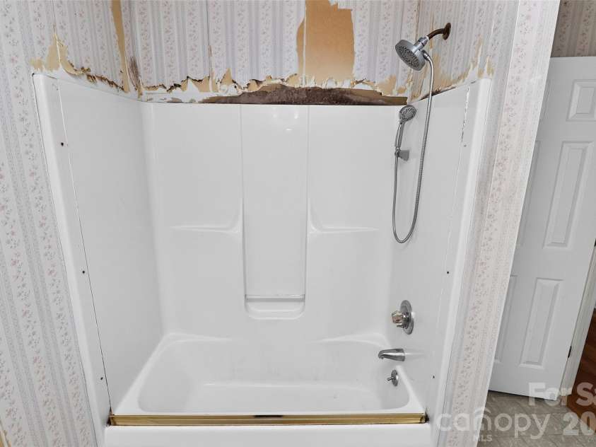 2499 Lazy Oak Drive, Lancaster, SC 297206574.  MLS# CAR4399199, YatesRealty ID 36792. MAIN BATH