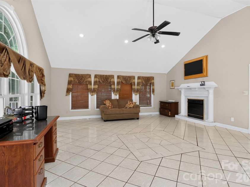 2499 Lazy Oak Drive, Lancaster, SC 297206574.  MLS# CAR4399199, YatesRealty ID 36792. SUN ROOM