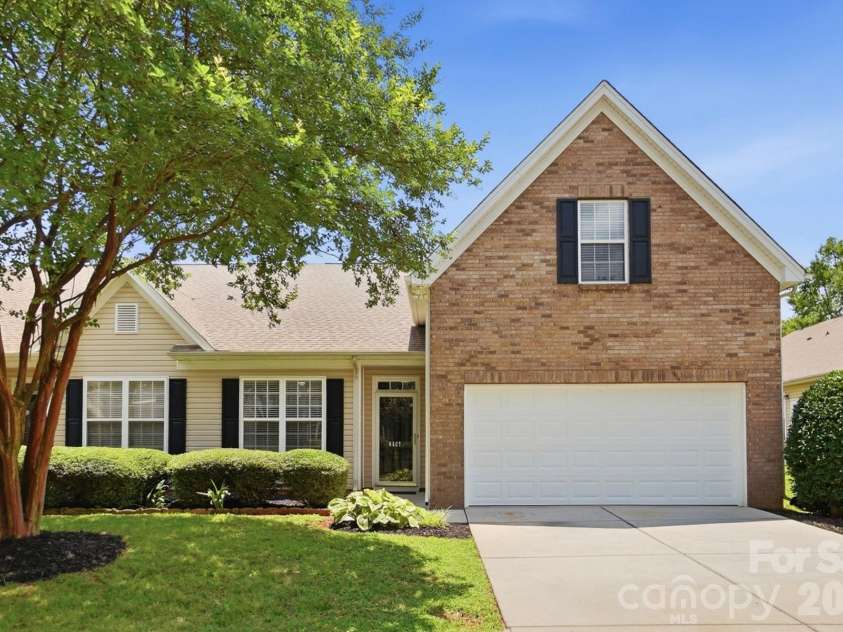 4427 Glenlea Commons Drive, Charlotte, NC 28216.  MLS# CAR4395331, YatesRealty ID 36804. 