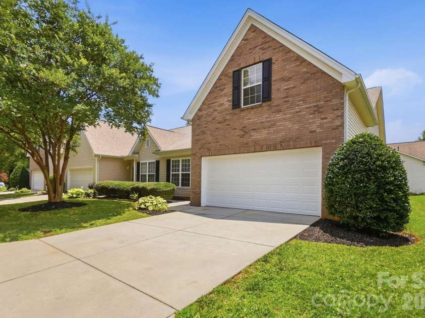 4427 Glenlea Commons Drive, Charlotte, NC 28216.  MLS# CAR4395331, YatesRealty ID 36804. 
