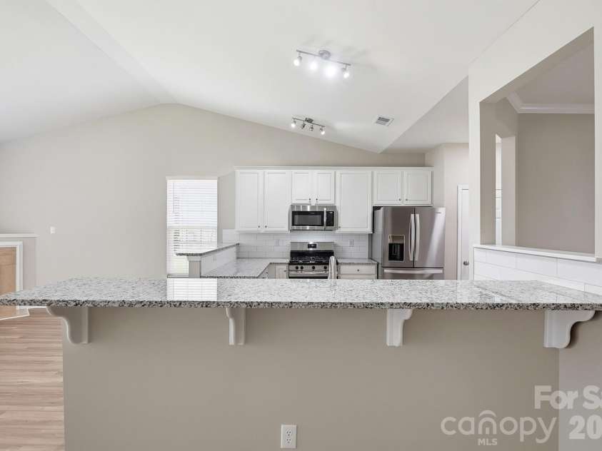 4427 Glenlea Commons Drive, Charlotte, NC 28216.  MLS# CAR4395331, YatesRealty ID 36804. 