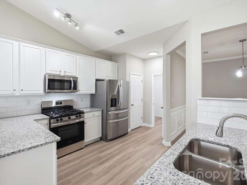 4427 Glenlea Commons Drive, Charlotte, NC 28216.  MLS# CAR4395331, YatesRealty ID 36804. 