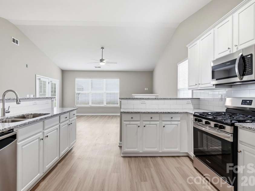 4427 Glenlea Commons Drive, Charlotte, NC 28216.  MLS# CAR4395331, YatesRealty ID 36804. 
