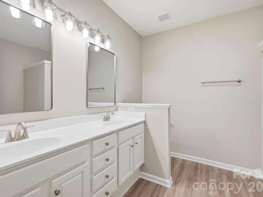 4427 Glenlea Commons Drive, Charlotte, NC 28216.  MLS# CAR4395331, YatesRealty ID 36804. 