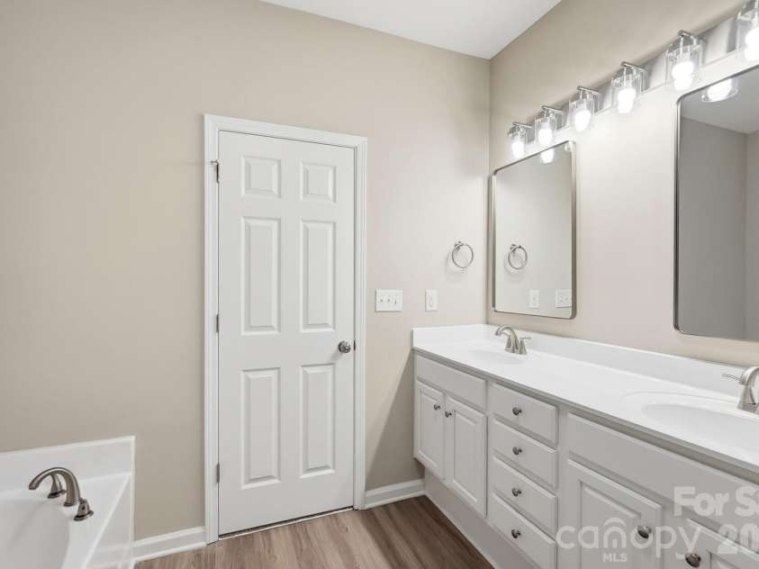 4427 Glenlea Commons Drive, Charlotte, NC 28216.  MLS# CAR4395331, YatesRealty ID 36804. 