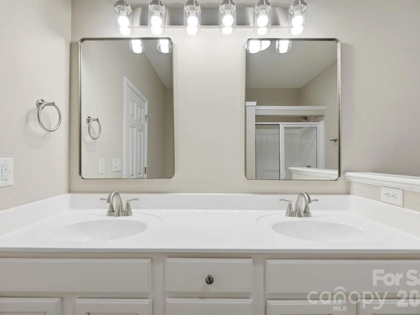 4427 Glenlea Commons Drive, Charlotte, NC 28216.  MLS# CAR4395331, YatesRealty ID 36804. 