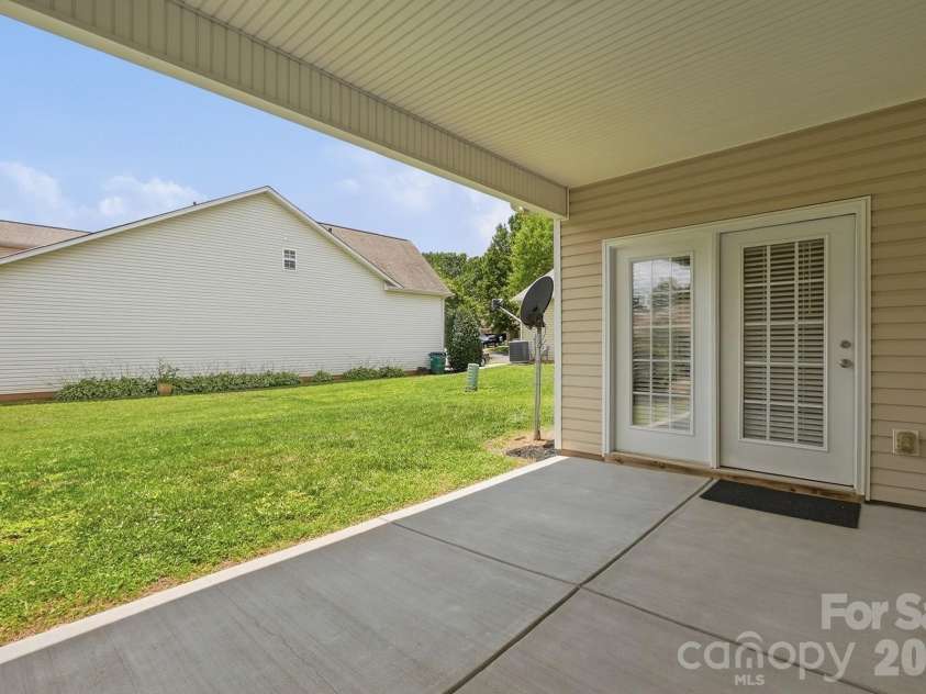 4427 Glenlea Commons Drive, Charlotte, NC 28216.  MLS# CAR4395331, YatesRealty ID 36804. 