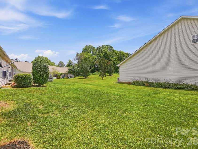 4427 Glenlea Commons Drive, Charlotte, NC 28216.  MLS# CAR4395331, YatesRealty ID 36804. 