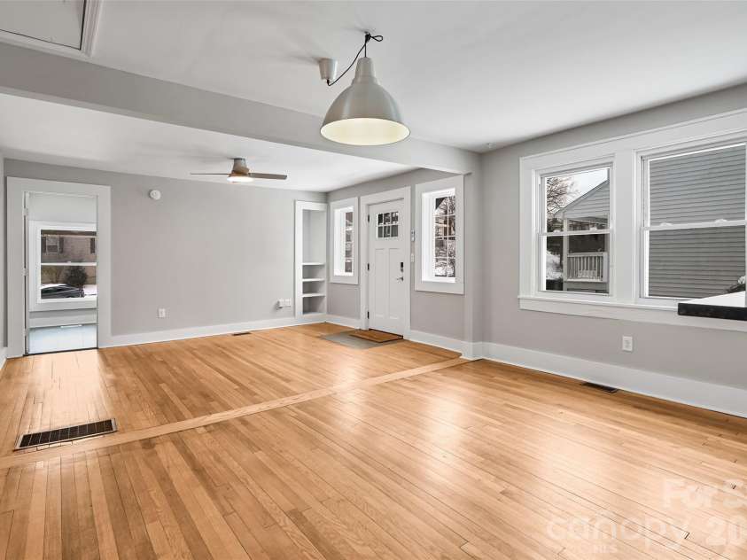 21 Hilldale Road, Asheville, NC 28803.  MLS# CAR4343277, YatesRealty ID 3681. 