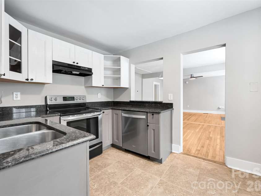 21 Hilldale Road, Asheville, NC 28803.  MLS# CAR4343277, YatesRealty ID 3681. 