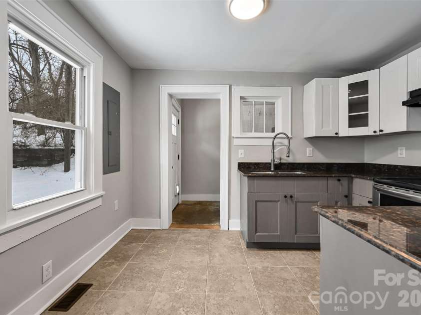 21 Hilldale Road, Asheville, NC 28803.  MLS# CAR4343277, YatesRealty ID 3681. 