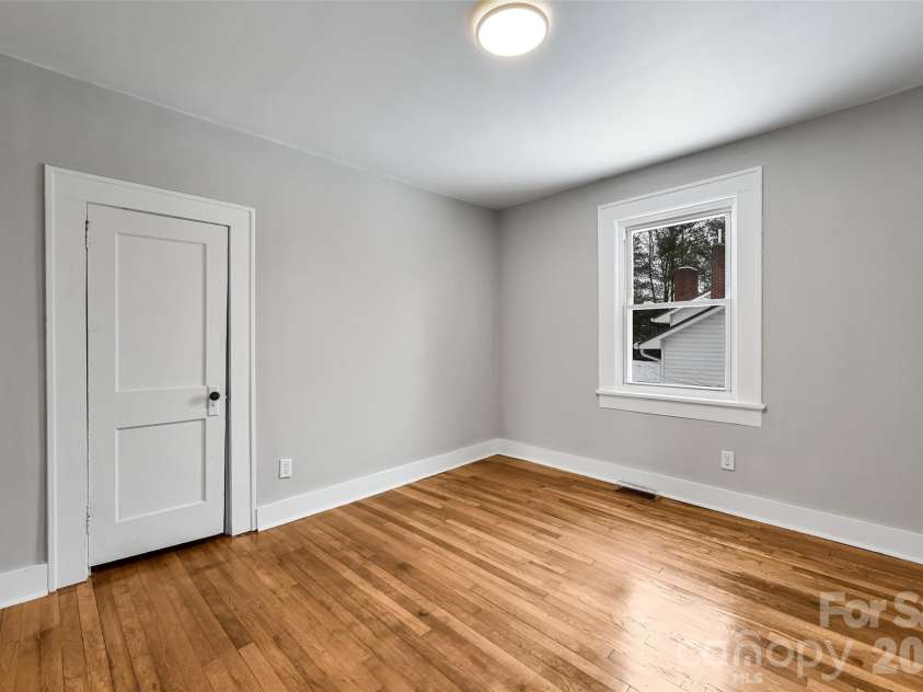 21 Hilldale Road, Asheville, NC 28803.  MLS# CAR4343277, YatesRealty ID 3681. 