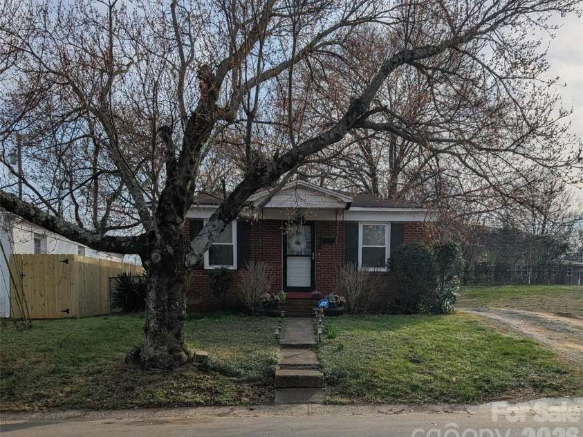 635 Chicago Avenue, Charlotte, NC 28203.  MLS# CAR4352789, YatesRealty ID 3681. 
