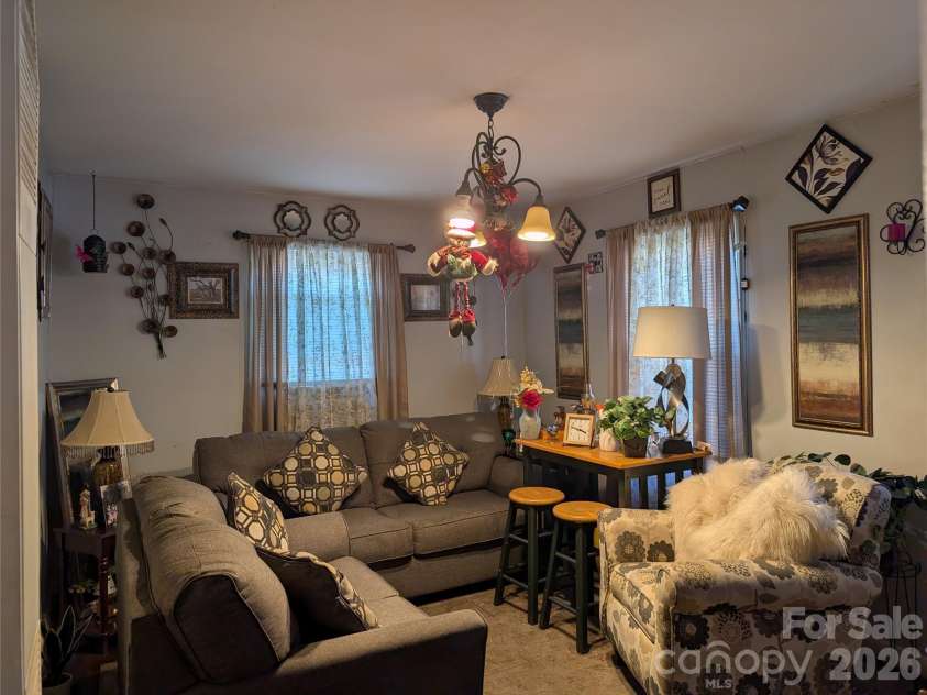 635 Chicago Avenue, Charlotte, NC 28203.  MLS# CAR4352789, YatesRealty ID 3681. 