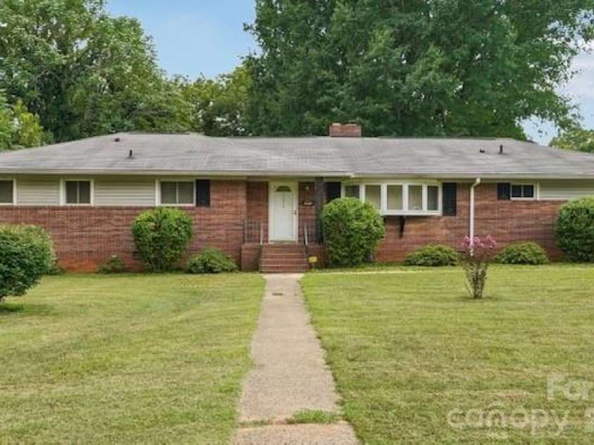 2819 Gardner Park Drive, Gastonia, NC 28054.  MLS# CAR4400791, YatesRealty ID 36810. 
