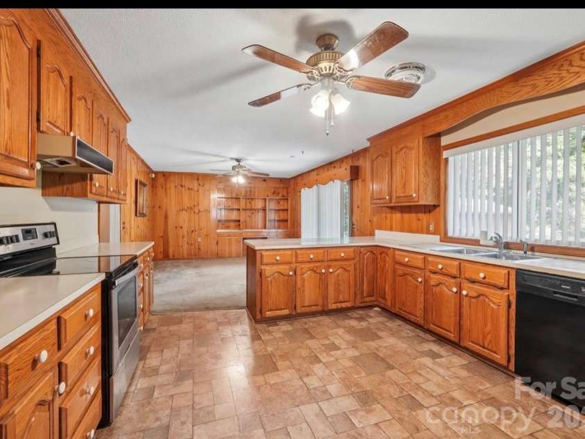 2819 Gardner Park Drive, Gastonia, NC 28054.  MLS# CAR4400791, YatesRealty ID 36810. 