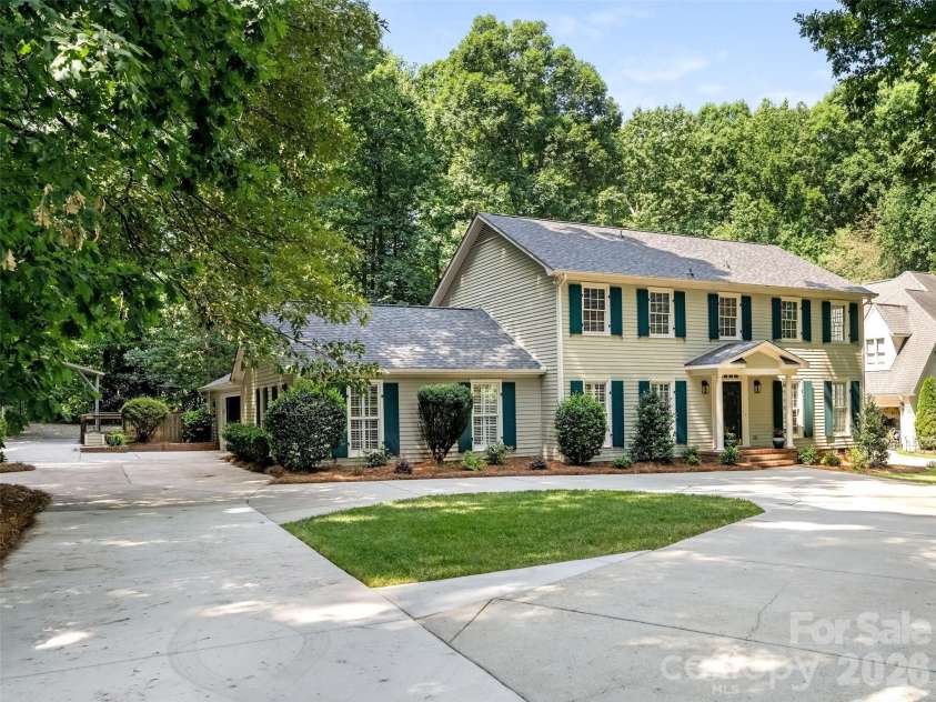 325 Stratfordshire Drive, Matthews, NC 28105.  MLS# CAR4399537, YatesRealty ID 36816. 