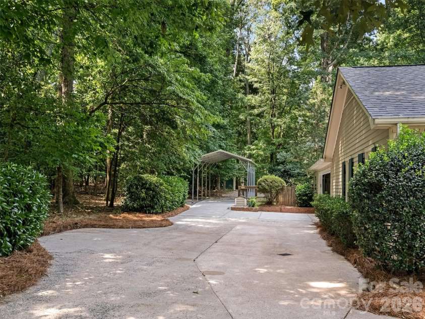 325 Stratfordshire Drive, Matthews, NC 28105.  MLS# CAR4399537, YatesRealty ID 36816. 